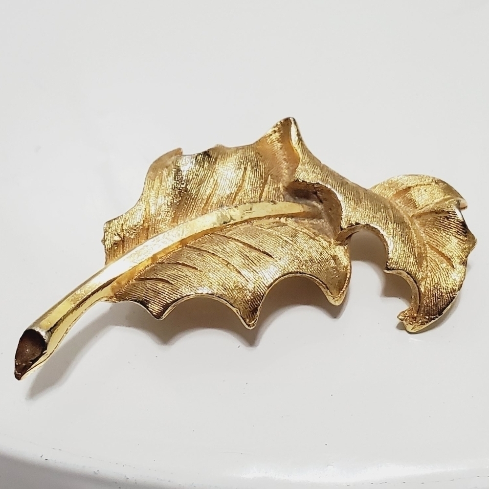 Vintage Gold Tone Oak Leaf Brooch Pin. 🌴